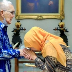 Gubernur Khofifah saat bertemu Try Sutrisno, Wapres ke-6 RI.