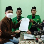 Gus Barra menyerahkan berkas pencalonan di sekretariat konfercab, di markas Satkorcab Banser Kabupaten Mojokerto. 