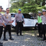 Wakapolres Batu Kompol Jeni Al-Jauza (dua dari kiri) saat memantau pengamanan gereja.