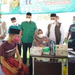 Jazilul Fawaid, Bupati Gus Yani, Abdul Qodir saat hadiri vaksin di Ponpes Sunanul Mubtadiin Desa Kertosono, Kecamatan Sidayu. foto: SYUHUD/BANGSAONLINE