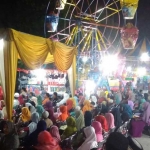Masyarakat menjubeli Kampong Ramadan MAG. foto: SYUHUD/ BANGSAONLINE