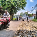 Proses peninggian ruas Jalan Gununggangsir mulai dilakukan.