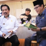 SANTAI: Wabup Nur Ahmad dan Ketua DPRD Usman saat mencoba Cafe Baca Dinas Perpustakaan Sidoarjo, Rabu (4/3). foto: ist