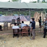 Proses pencoblosan saat PSU di TPS 08 Bunten Barat, Sampang, Madura. foto: BAHRI/ BANGSAONLINE