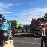 Petugas saat mengatur arus lalu lintas akibat kecelakaan kereta api dengan truk di Kota Blitar.