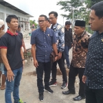 Rombongan Komisi A dipimpin Ketua Edy Wijanarko saat meninjau Joyo Agung Market Merjosari ditemui Manajer Operasional Risky Halim, Kamis (06/02). foto: IWAN IRAWAN/ BANGSAONLINE