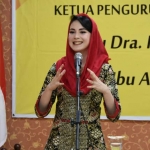 Ketua Perwosi Provinsi Jatim, Arumi Bachsin memberikan sambutan pada acara serah terima jabatan pengurus Perwosi di kantor Sekretariat Perwosi Prov Jatim Jl. Bandilan, Waru, Sidoarjo. foto: ist