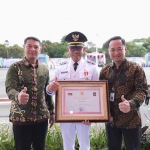 Wali Kota Batu, Nurochman saat memegang piagam penghargaan