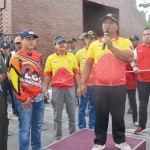 Bupati MKP memberika sambutan sebelum memberangkatkan peserta Roadbike 72 di kantor pemkab Mojokerto. Foto: YUDI EKO P/BANGSAONLINE