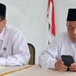 Kepala Kemenag Tuban, Ahmad Munir, bersama Kasi Penyelenggaraan Ibadah Haji dan Umrah Kemenag Tuban, Ashabul Yamin.