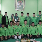 Ketua DPC PPP Gresik, Khoirul Huda bersama jajaran pengurus dalam suatu acara. Foto: SYUHUD/ BANGSAONLINE