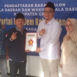 Asluchul Alif (empat dari kanan) menyerahkan formulir pendaftaran bacabup kepada Ketua Desk Pilkada DPD Nasdem Gresik, Irfan Choirie. Foto: SYUHUD/ BANGSAONLINE