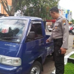 Mobil korban saat dibawa ke Polsek Kepanjenkidul Kota Blitar. foto: AKINA/ BANGSAONLINE