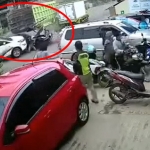 Detik-detik truk pengangkut batu tambang menabrak mobil dan motor di belakangnya.