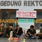 Aksi protes mahasiswa unira saat tidak ditemui pihak rektorat. Foto: MUTAMMIM/BANGSAONLINE