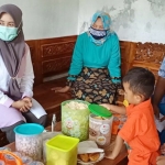 Istri Wabup yang juga Ketua K3S Kabupaten Probolinggo saat berkunjung ke rumah bocah yang mengidap kelainan jantung.
