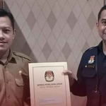 Ketua KPU Kota Probolinggo, Ahmad Hudri, saat menyerahkan berkas PAW ke sekretaris dewan.