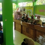 Pertemuan antara DPU Bina Marga Kabupaten Pasuruan, Muspika Beji, dan sejumlah aktivis menyikapi kerusakan ruas Jalan Talun-Gununggangsir.