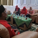 Prof Dr KH Asep Saifuddin Chalim, MA dan Dr Muhammad Al Barra (Gus Barra) saat menerima Tim Penjaringan Cabup DPC PDIP Kabupaten Mojokerto  di Guest House kampus Universitas KH Abdul Chalim (UAC) Pacet Mojokerto, Selasa (23/4/2024). Foto: bangsaonline