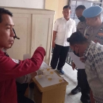 Si Dokkes dan Si Propam Polres Mojokerto Kota saat melakukan tes urin kepada puluhan anggota.