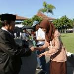 ?Walikota Mojokerto Mas’ud Yunus menyerahkan penghargaan kepada siswa berprestasi, di sela upacara Hari Pendidikan Nasional, Jum’at (2/5). Foto: aris/BANGSAONLINE