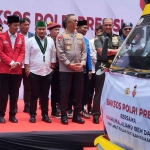 Kapolda Jatim saat memberangkatkan truk yang memuat paket sembako.