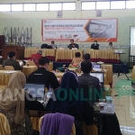 Pleno Rekapitulasi DPSHP dan Penetapan DPT di ruang Graha Swara Lantai 3 Kantor KPU Kota Surabaya, baru berakhir Jumat (16/10) malam. foto: NANANG F/ BANGSAONLINE