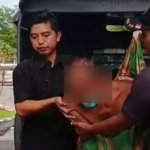 Petugas gabungan saat menurunkan ODGJ dari mobil usai dievakuasi dari Jl. Trunojoyo