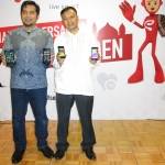 Muhammad Cahyadi (kiri) menunjukkan smartphone milik PT Smartfren Telecom Tbk. foto : nisa/bangsaonline