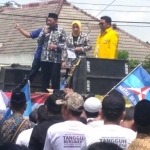 Pasangan Mulyo Atine diarak menggunakan mobil bak terbuka saat mendaftar ke KPU. foto: EKY/ BANGSAONLINE