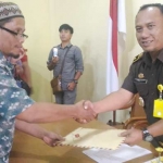 Sabil el Achzan perwakilan pedagang menyerahkan berkas laporan dugaan pungli kepada Kasubag BIN Kejari Negeri Kota Malang, Hadi Riyanto SH MH.
