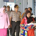 Dengan tegar, Pasinah dan suaminya Ahmad Khusin (38) diantar Kapolres Bojonegoro AKBP Wahyu S Bintoro, dan Ketua Bhayangkari Ny. Sistri Handayani Wahyu S Bintoro,  Direktur RSUD Sosodoro Djatiekoesomo, menuju menuju ruang khusus perawatan anak.