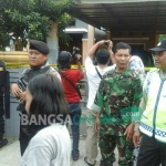 Petugas bersenjata lengkap disiagakan saat penggeledahan di rumah Khafidz, Minggu (11/12) pagi. foto: ZAINAL ABIDIN/ BANGSAONLINE