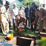 Wali Kota Malang Sutiaji didampingi Wawali Sofyan Edi dan Sekkota Wasto memasang batu bata bata tanda untuk pembuatan sumur injeksi di kantor Kecamatan Blimbing, Selasa (11/02). foto: IWAN IRAWAN/ BANGSAONLINE