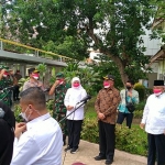 Menko PMK Muhajir Effendy, Gubernur Jawa Timur Khofifah, Prof Dr KH Asep Saifuddin Chalim, MA dan Rektor Unair M Nasih dalam acara Seremoni Uji Klinik Vaksin Merah Putih di RSUD Dr Soetomo Surabaya, Rabu (9/2.2022). Foto: mma/bangsaonline.com)