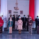 Bupati Bangkalan beserta Forkopimda dengan istri-istrinya saat foto bersama di Pendopo Agung Bangkalan.