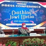 Gubernur Jatim Khofifah Indar Parawansa didampingi Pj Sekdaprov Jatim Wachid Wahyu saat melakukan press conference. foto: DEVI FITRI AFRIYANTI/ BANGSAONLINE