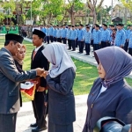 Pj Bupati Sampang saat memberikan penghargaan Satya Lencana Karya kepada 33 guru.