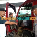 Tim Inafis Polres Pasuruan bersama Unit Reskrim Polsek Gempol saat mengevakuasi korban dari mobil. Foto: M. ANDY FACHRUDIN/BANGSAONLINE