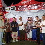 Kapolres Ngawi saat meninjau pasar murah UMKM di alun-alun merdeka, Sabtu (25/6/2023).