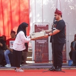 Bupati Kediri Hanindhito Himawan Pramana saat menyerahkan hadiah berupa laptop kepada Putri Budyaningrah Utami. Foto: Ist.