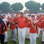 Kaos yang jadi polemik, tadi pagi sudah dipakai dalam kegiatan senam bersama. Namun, masih banyak kecamatan lain yang belum menerima.