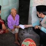 SANTUNAN: Wabup Nur Ahmad Syaifuddin menyerahkan santunan kepada warga sebatang kara, di Desa Gampang Prambon, Sabtu (2/5). foto: ist