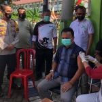 Wakapolresta Banyuwangi, AKBP Didik Hariyanto, saat menghadiri vaksinasi yang diklaim sudah 100 persen di Kelurahan Kebalenan. Foto: TEGUH PRAYITNO/ BANGSAONLINE