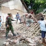 Salah satu rumah yang roboh usai diterjang puting beliung.