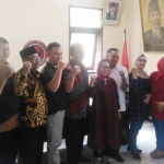 Sri Untari, Sekjen DPD PDI P Jawa Timur, bersama pengurus DPC PDI P Kota Malang serta 9 orang calon anggota DPRD Kota Malang yang baru dari PAW, foto bareng usai pengenalan, di kantor DPC PDI P Kota Malang, Rabu (05/09). Foto: IWAN I/BANGSAONLINE.