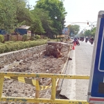 Proyek box culvert di depan RSUD Ibnu Sina, Jalan Dr. Wahidin, S.H., Kebomas. foto: SYUHUD/ BANGSAONLINE