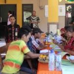 SERTIPIKAT. Penyerahan sertipikat dari program Prona di Desa Kupang Kecamatan Jabon yang disaksikan Kades H Suryadi dan Sekdes Isman, kemarin. foto: khumaidi/BANGSAONLINE