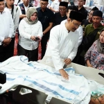 Mensos ketika menjenguk korban musibah Ponpes Al Khoziny di RSUD RT Notopuro. Foto: Ist