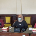 Febria Rachmanita didampingi Irvan Widyanto saat rakor terkait UTBK di ruang rapat Setda Balai Kota Surabaya. (foto: ist).